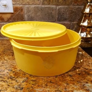 Vintage TUPPERWARE  Harvest Yellow round lid 8 inches 💛